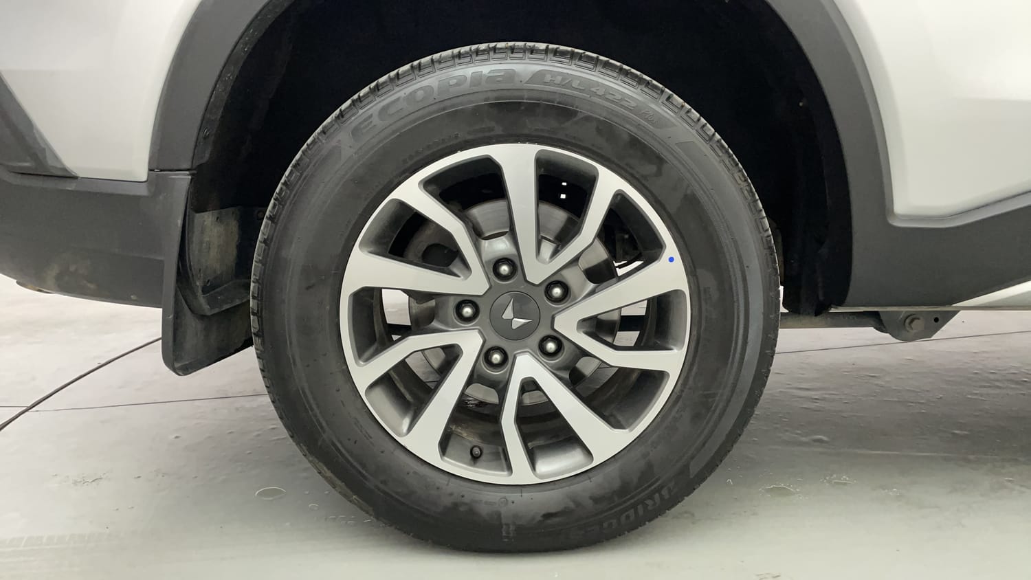 Used 2024 Mahindra Scorpio N Z8 L Diesel 7 STR Diesel Manual tyres RIGHT REAR TYRE RIM VIEW