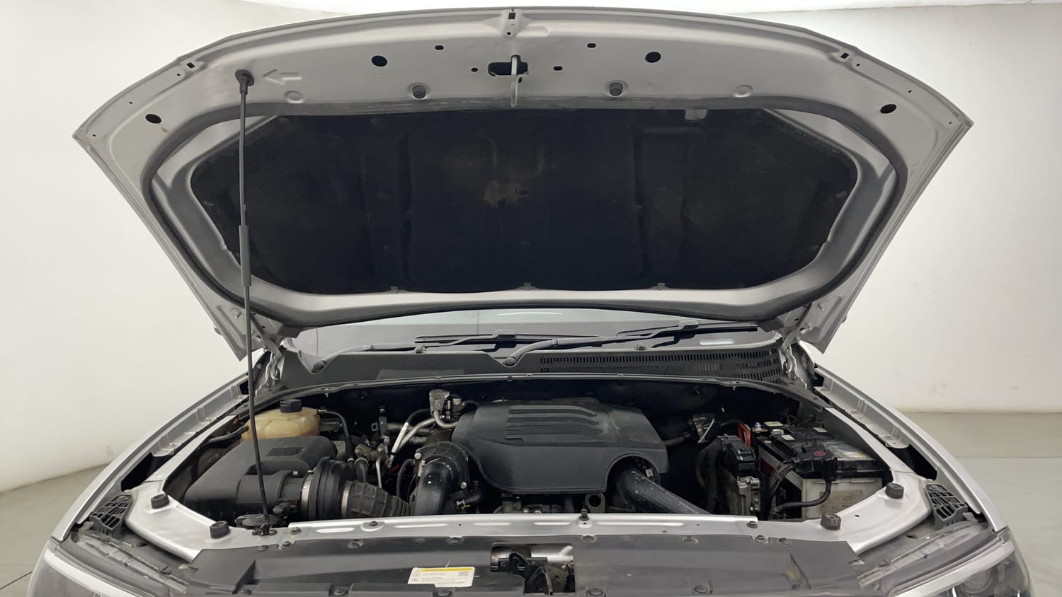 Used 2024 Mahindra Scorpio N Z8 L Diesel 7 STR Diesel Manual engine ENGINE & BONNET OPEN FRONT VIEW