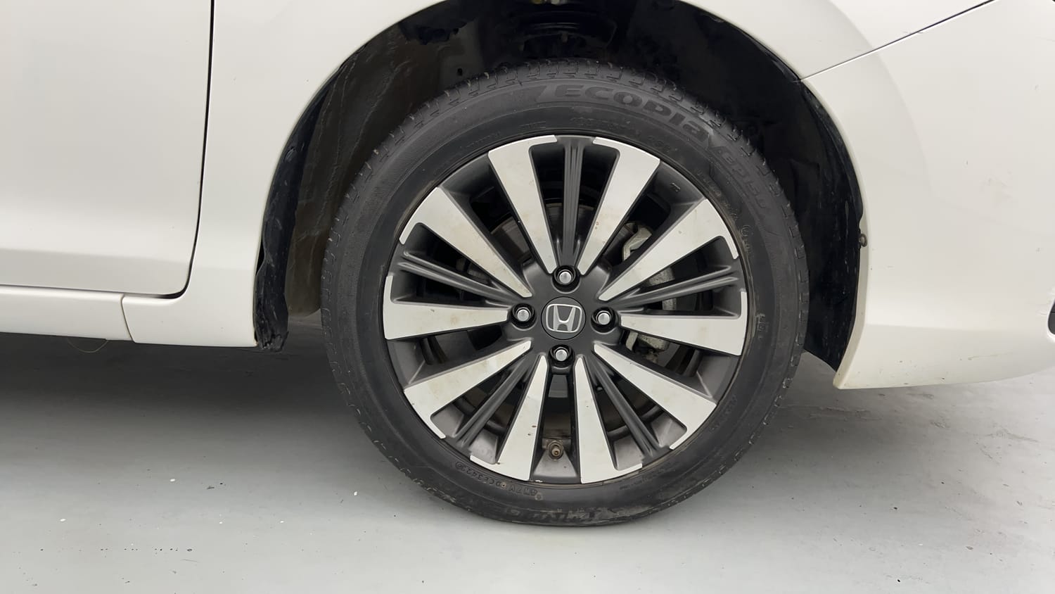 Used 2024 Honda City ZX Petrol MT Petrol Manual tyres RIGHT FRONT TYRE RIM VIEW