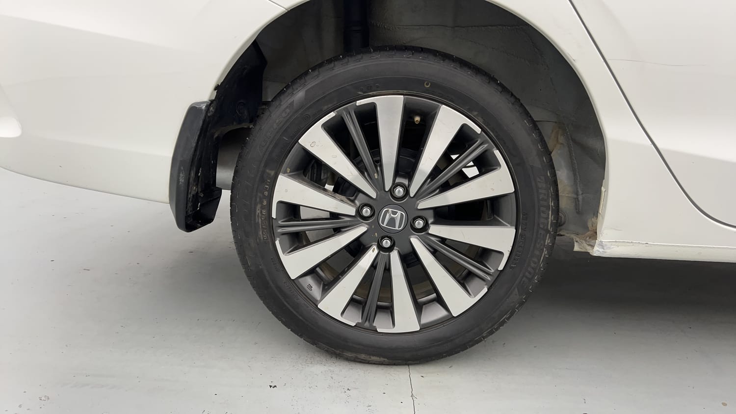Used 2024 Honda City ZX Petrol MT Petrol Manual tyres RIGHT REAR TYRE RIM VIEW