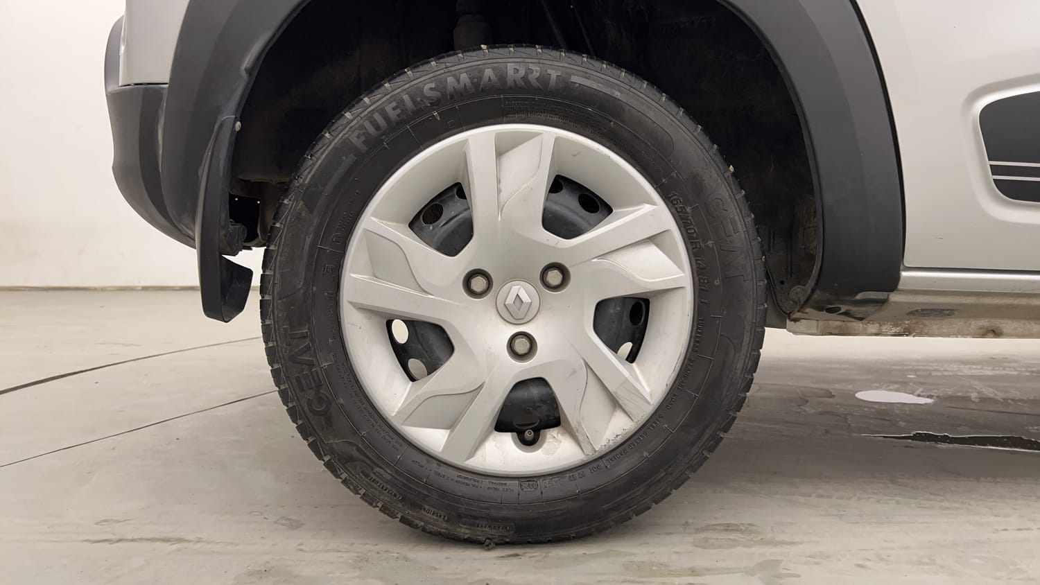 Used 2024 Renault Kwid RXL(O) 1.0 Petrol MT SCE Petrol Manual tyres RIGHT REAR TYRE RIM VIEW
