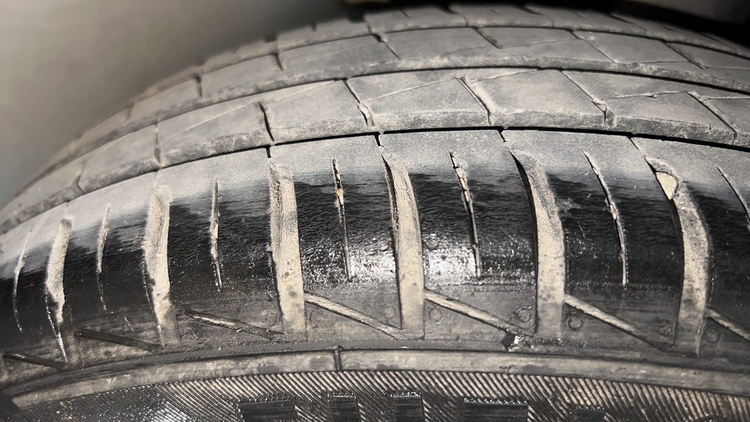 Used 2024 Renault Kwid RXL(O) 1.0 Petrol MT SCE Petrol Manual tyres RIGHT REAR TYRE TREAD VIEW