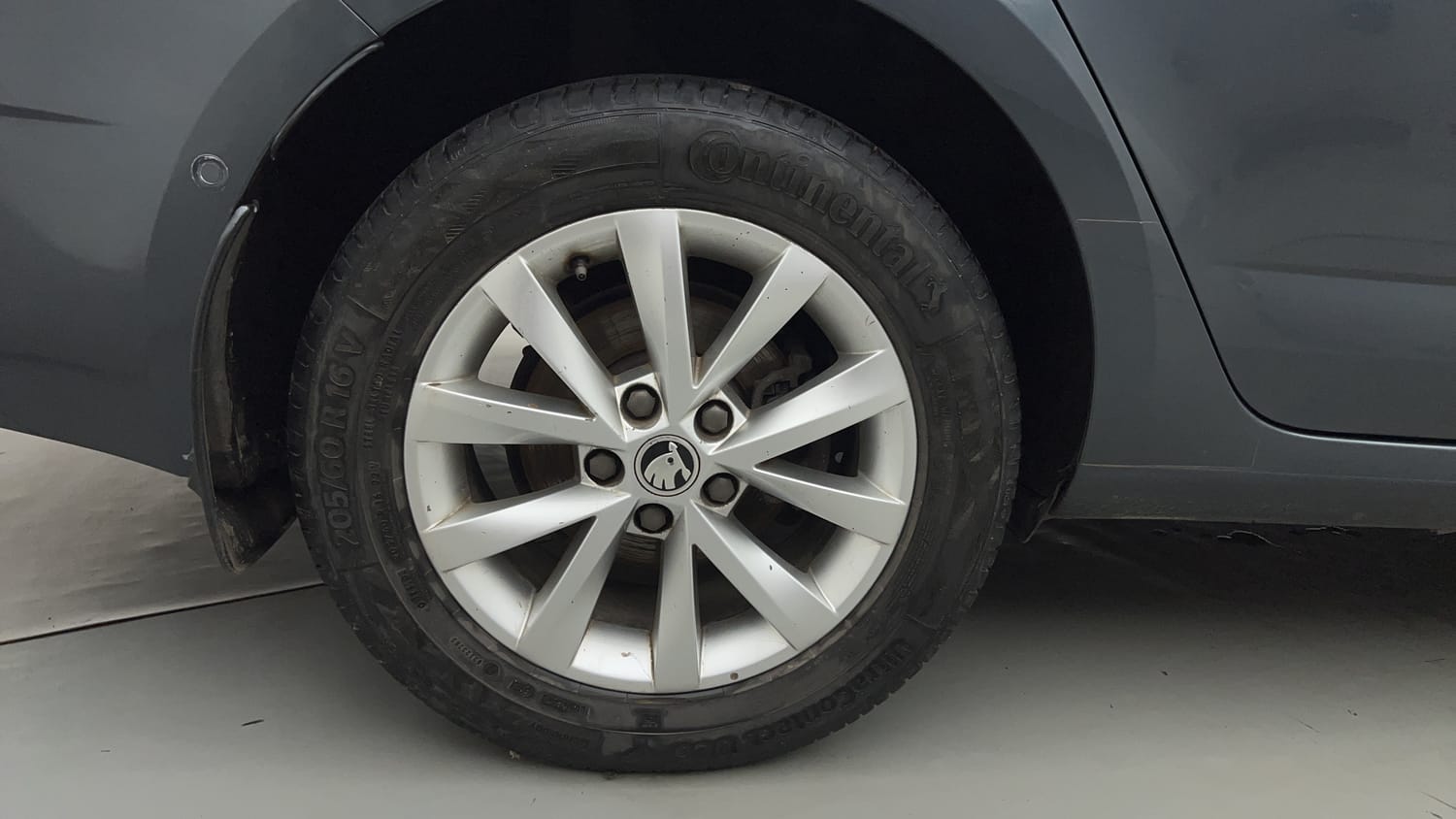 Used 2018 Skoda Octavia 1.8 TSI AT L K Petrol Automatic tyres RIGHT REAR TYRE RIM VIEW