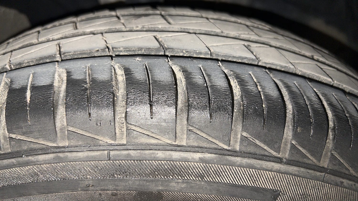 Used 2024 Renault Kwid RXL(O) 1.0 Petrol MT SCE Petrol Manual tyres RIGHT FRONT TYRE TREAD VIEW