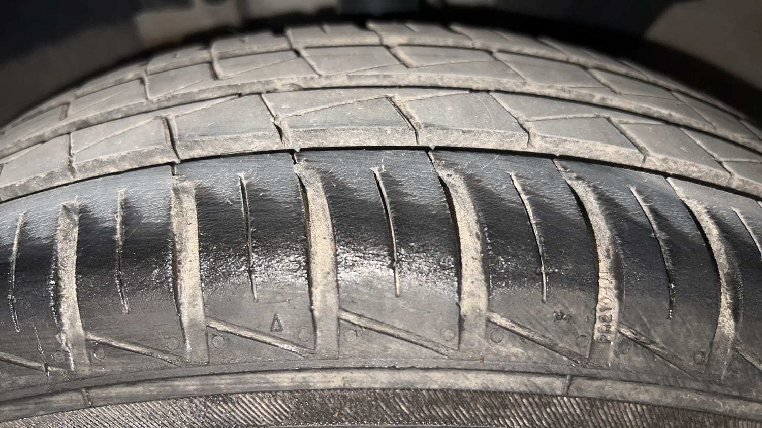 Used 2024 Renault Kwid RXL(O) 1.0 Petrol MT SCE Petrol Manual tyres LEFT FRONT TYRE TREAD VIEW