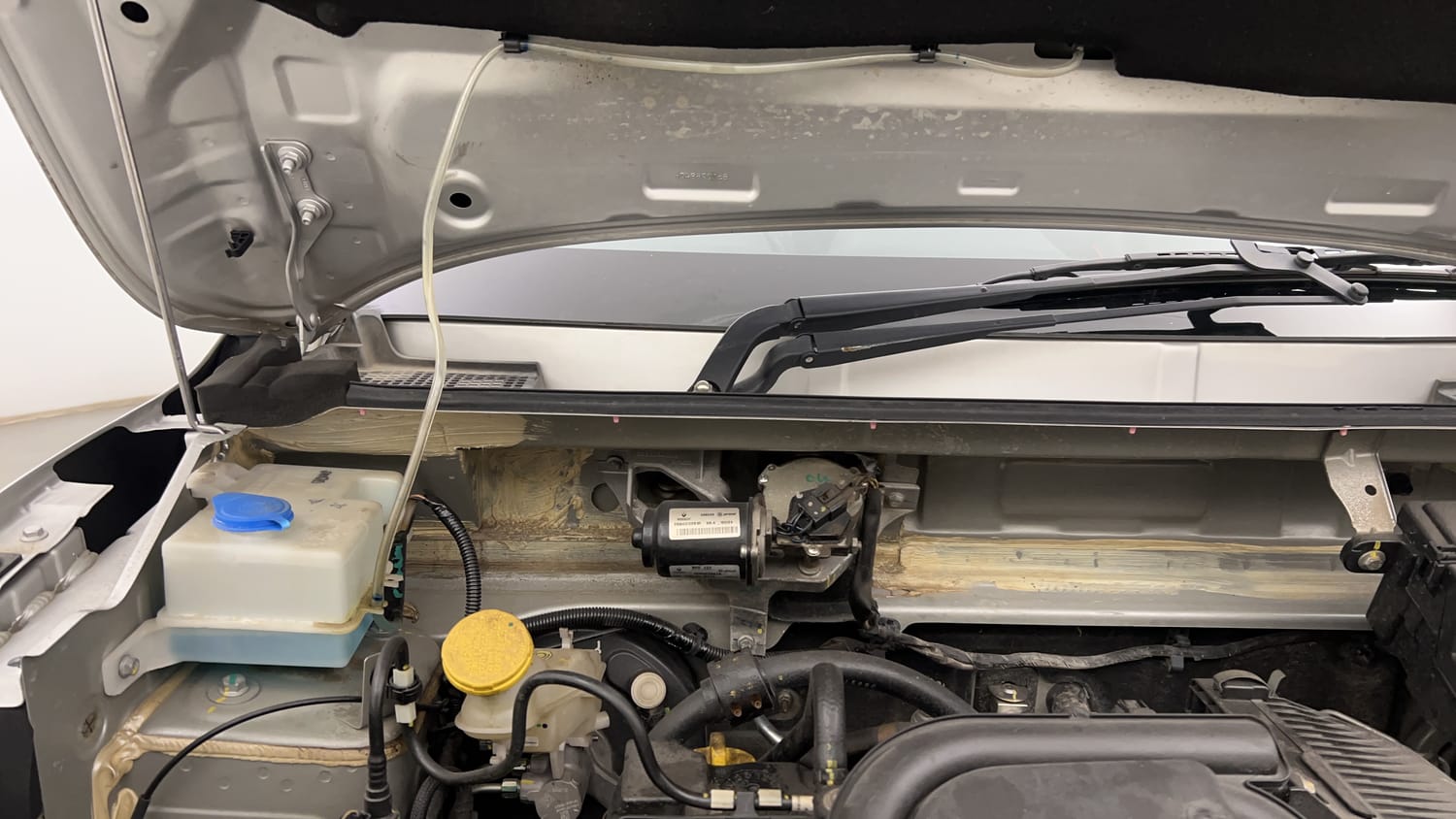 Used 2024 Renault Kwid RXL(O) 1.0 Petrol MT SCE Petrol Manual engine ENGINE RIGHT SIDE HINGE & APRON VIEW