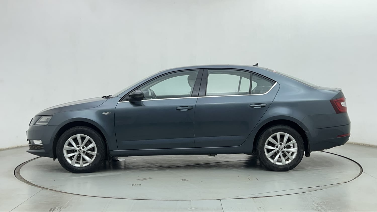 Used 2018 Skoda Octavia 1.8 TSI AT L K Petrol Automatic exterior LEFT SIDE VIEW