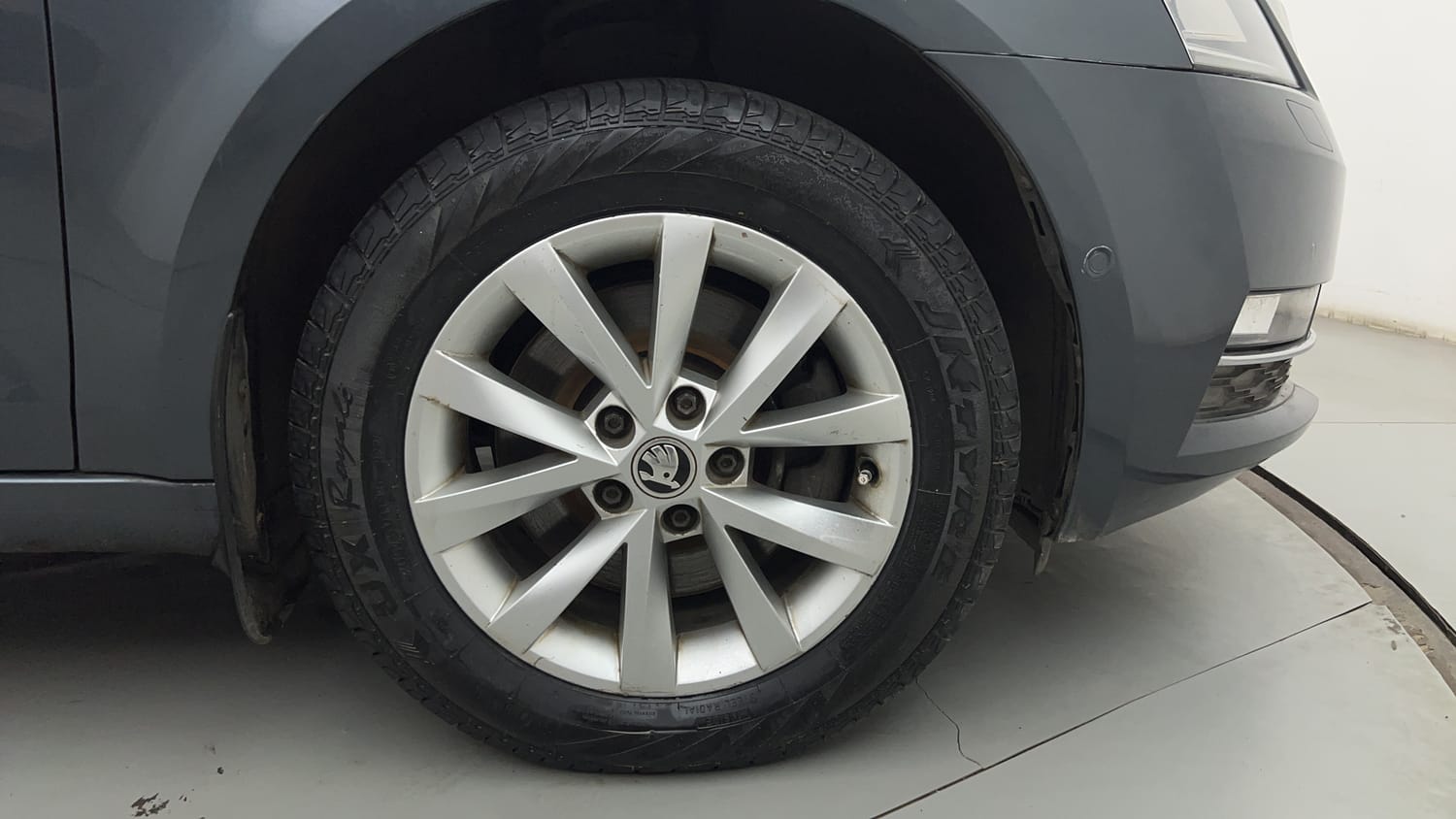 Used 2018 Skoda Octavia 1.8 TSI AT L K Petrol Automatic tyres RIGHT FRONT TYRE RIM VIEW