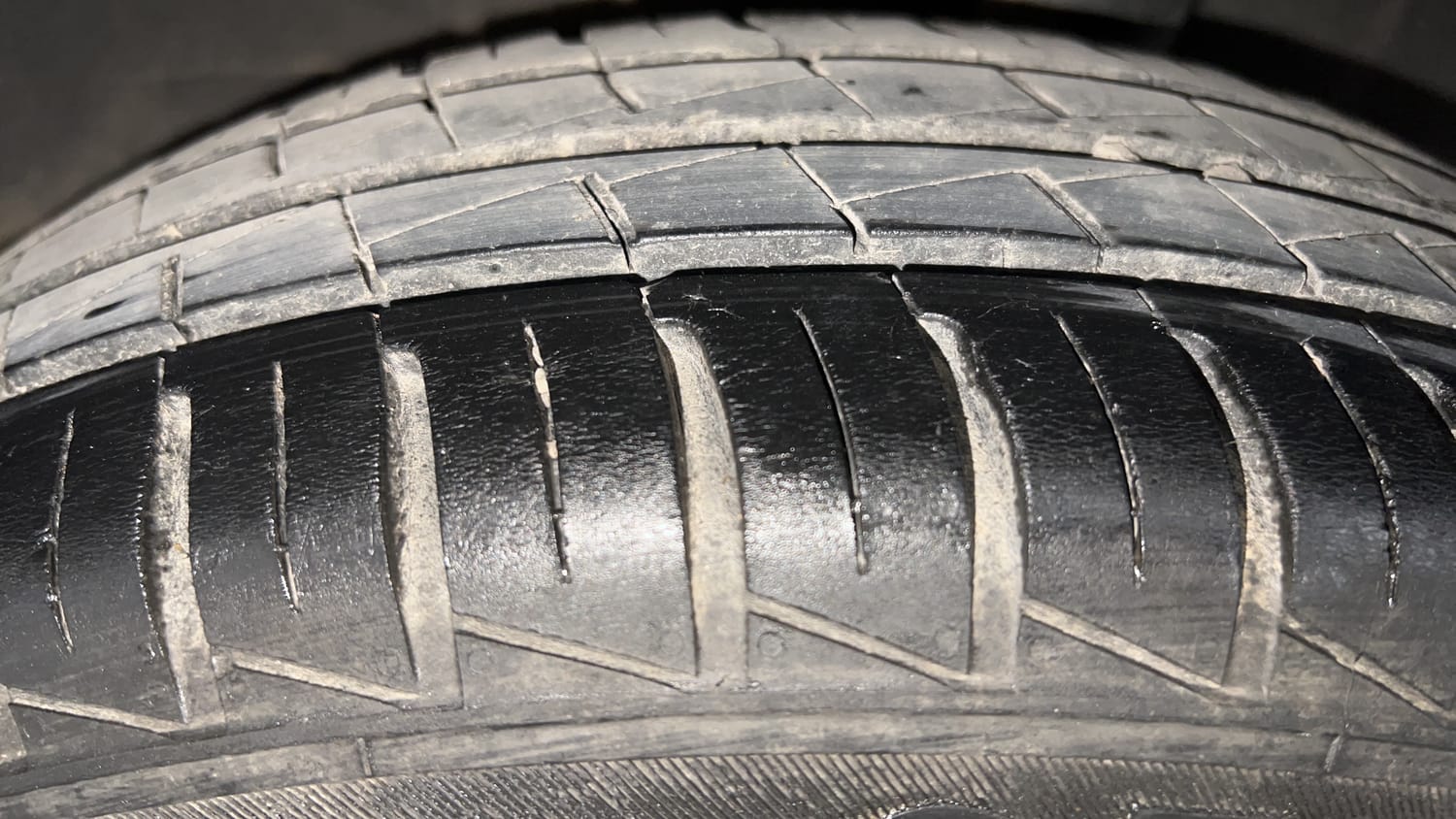 Used 2024 Renault Kwid RXL(O) 1.0 Petrol MT SCE Petrol Manual tyres LEFT REAR TYRE TREAD VIEW