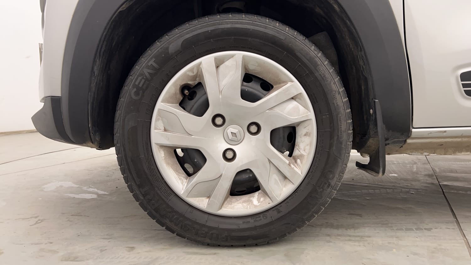 Used 2024 Renault Kwid RXL(O) 1.0 Petrol MT SCE Petrol Manual tyres LEFT FRONT TYRE RIM VIEW