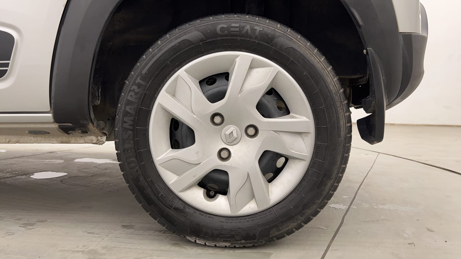Used 2024 Renault Kwid RXL(O) 1.0 Petrol MT SCE Petrol Manual tyres LEFT REAR TYRE RIM VIEW