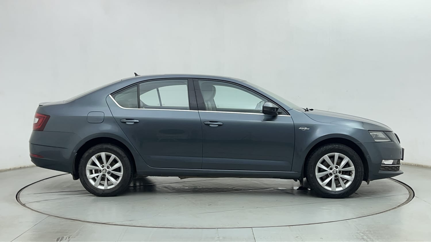 Used 2018 Skoda Octavia 1.8 TSI AT L K Petrol Automatic exterior RIGHT SIDE VIEW