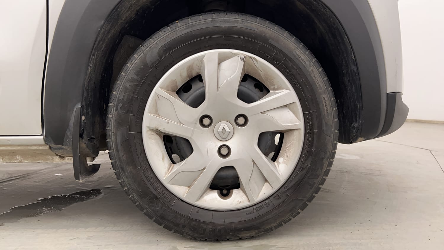 Used 2024 Renault Kwid RXL(O) 1.0 Petrol MT SCE Petrol Manual tyres RIGHT FRONT TYRE RIM VIEW