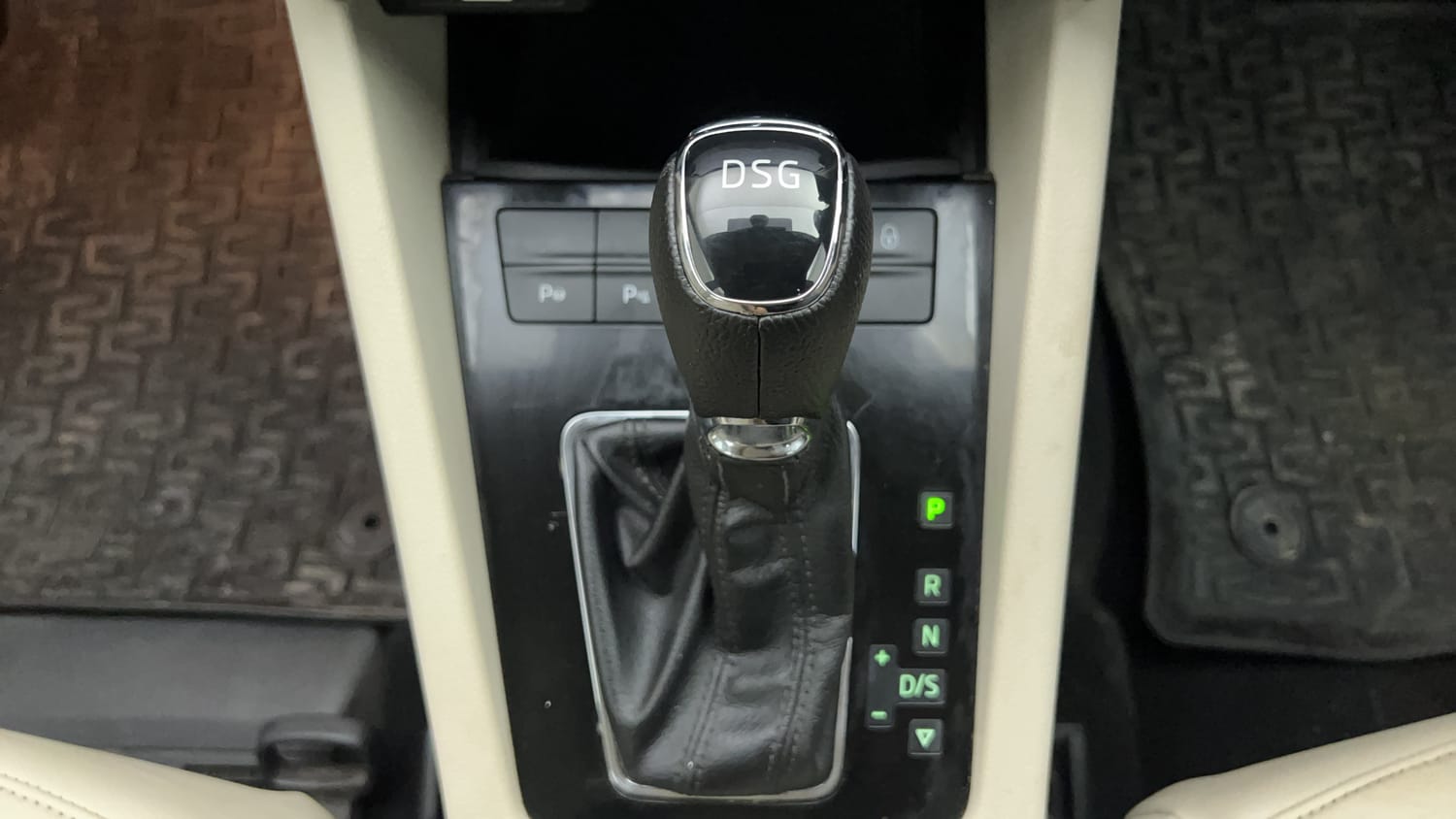 Used 2018 Skoda Octavia 1.8 TSI AT L K Petrol Automatic interior GEAR  KNOB VIEW