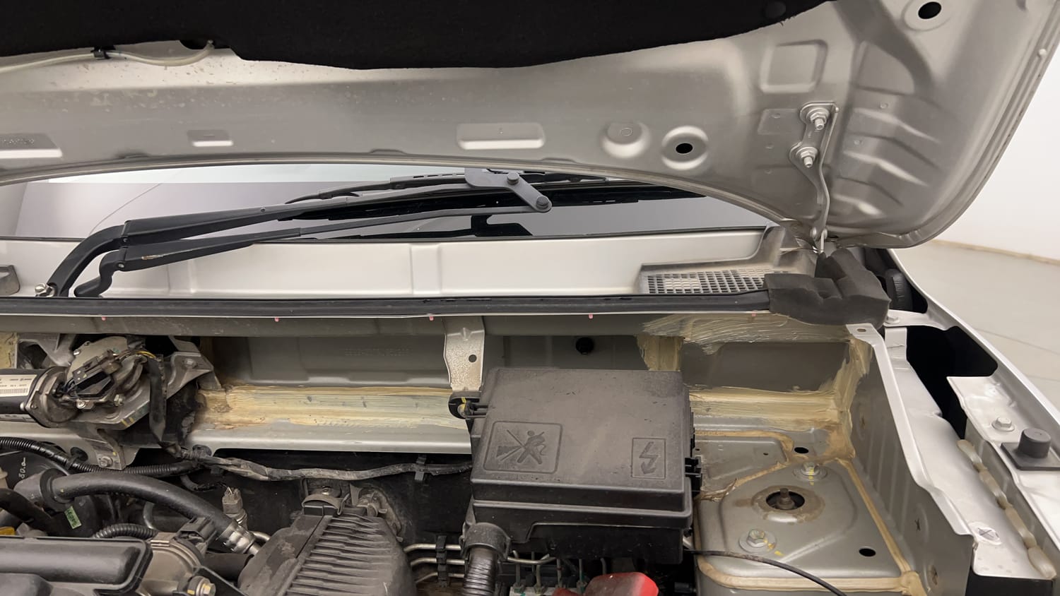 Used 2024 Renault Kwid RXL(O) 1.0 Petrol MT SCE Petrol Manual engine ENGINE LEFT SIDE HINGE & APRON VIEW