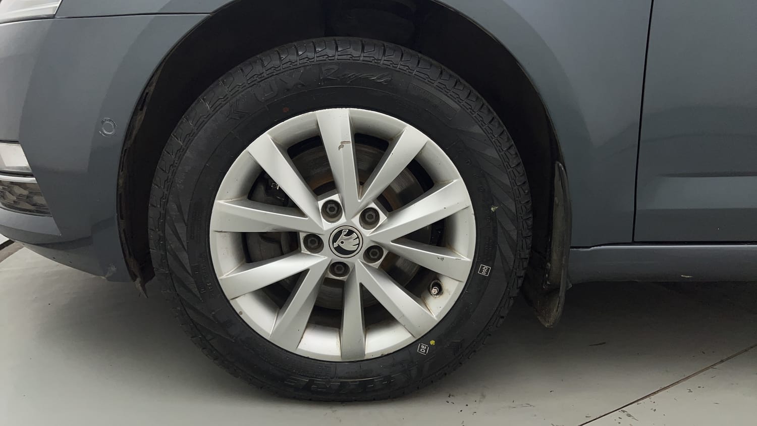Used 2018 Skoda Octavia 1.8 TSI AT L K Petrol Automatic tyres LEFT FRONT TYRE RIM VIEW