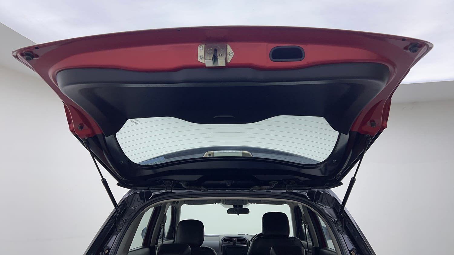 Used 2020 Maruti Suzuki Vitara Brezza ZDI Plus  Dual Tone Diesel Manual interior DICKY DOOR OPEN VIEW