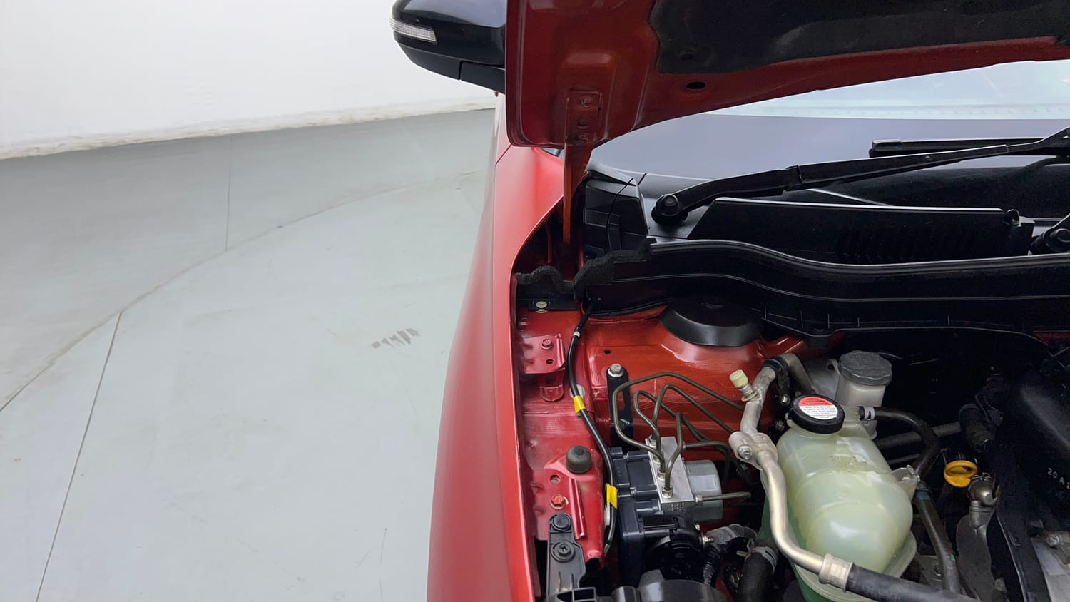 Used 2020 Maruti Suzuki Vitara Brezza ZDI Plus  Dual Tone Diesel Manual engine ENGINE RIGHT SIDE HINGE & APRON VIEW