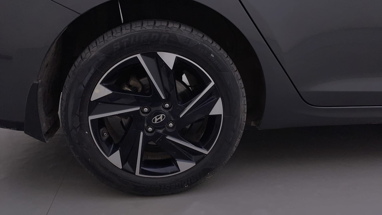 Used 2021 Hyundai Verna SX (O) 1.0 Turbo DCT Petrol Automatic tyres RIGHT REAR TYRE RIM VIEW