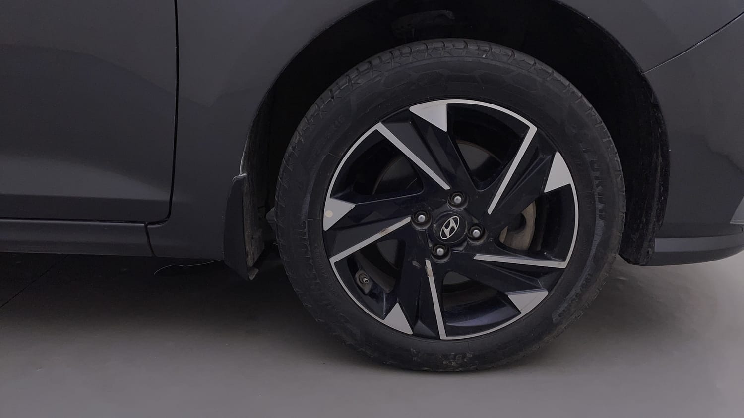 Used 2021 Hyundai Verna SX (O) 1.0 Turbo DCT Petrol Automatic tyres RIGHT FRONT TYRE RIM VIEW