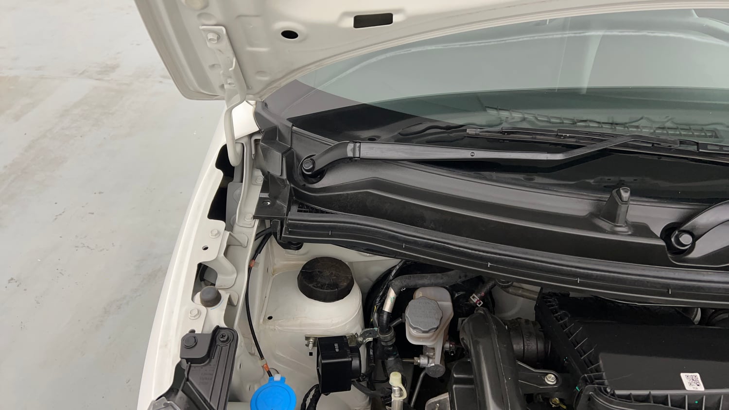 Used 2024 Maruti Suzuki Wagon R VXI 1.0 AGS Petrol Automatic engine ENGINE RIGHT SIDE HINGE & APRON VIEW