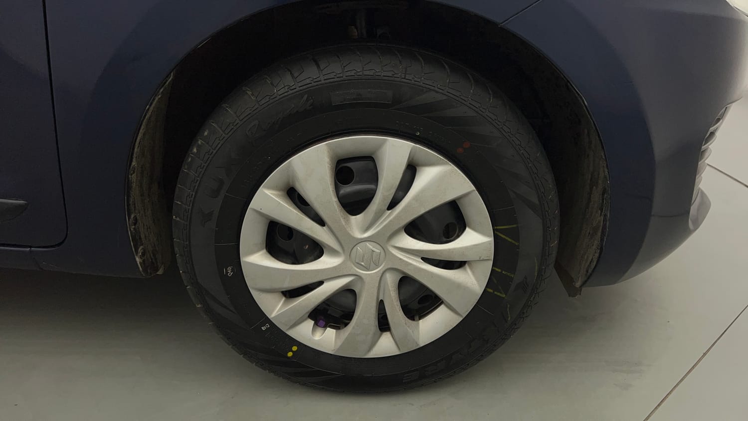 Used 2018 Maruti Suzuki Swift VXi AMT Petrol Automatic tyres RIGHT FRONT TYRE RIM VIEW