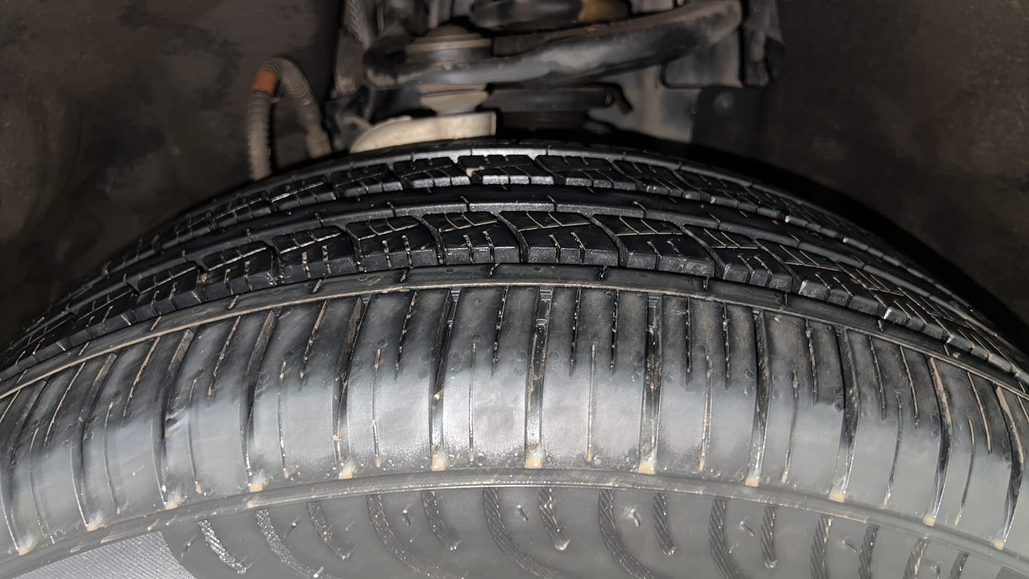 Used 2023 Mahindra Scorpio N Z8 L Diesel AT 4WD 7 STR Diesel Automatic tyres RIGHT FRONT TYRE TREAD VIEW