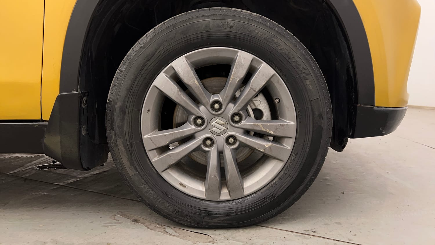 Used 2016 Maruti Suzuki Vitara Brezza ZDi+ Dual Tone Diesel Manual tyres RIGHT FRONT TYRE RIM VIEW