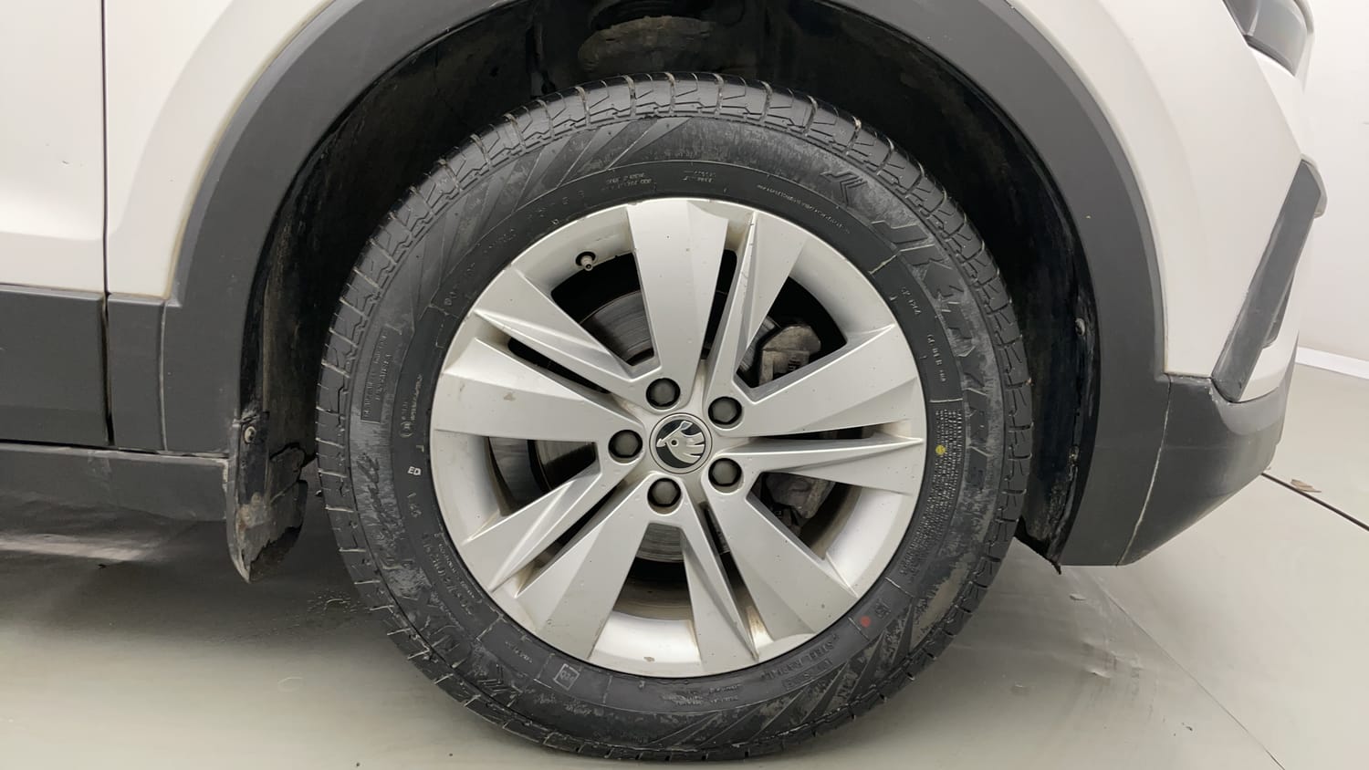 Used 2023 Skoda Kushaq Ambition 1.0L TSI MT Petrol Manual tyres RIGHT FRONT TYRE RIM VIEW