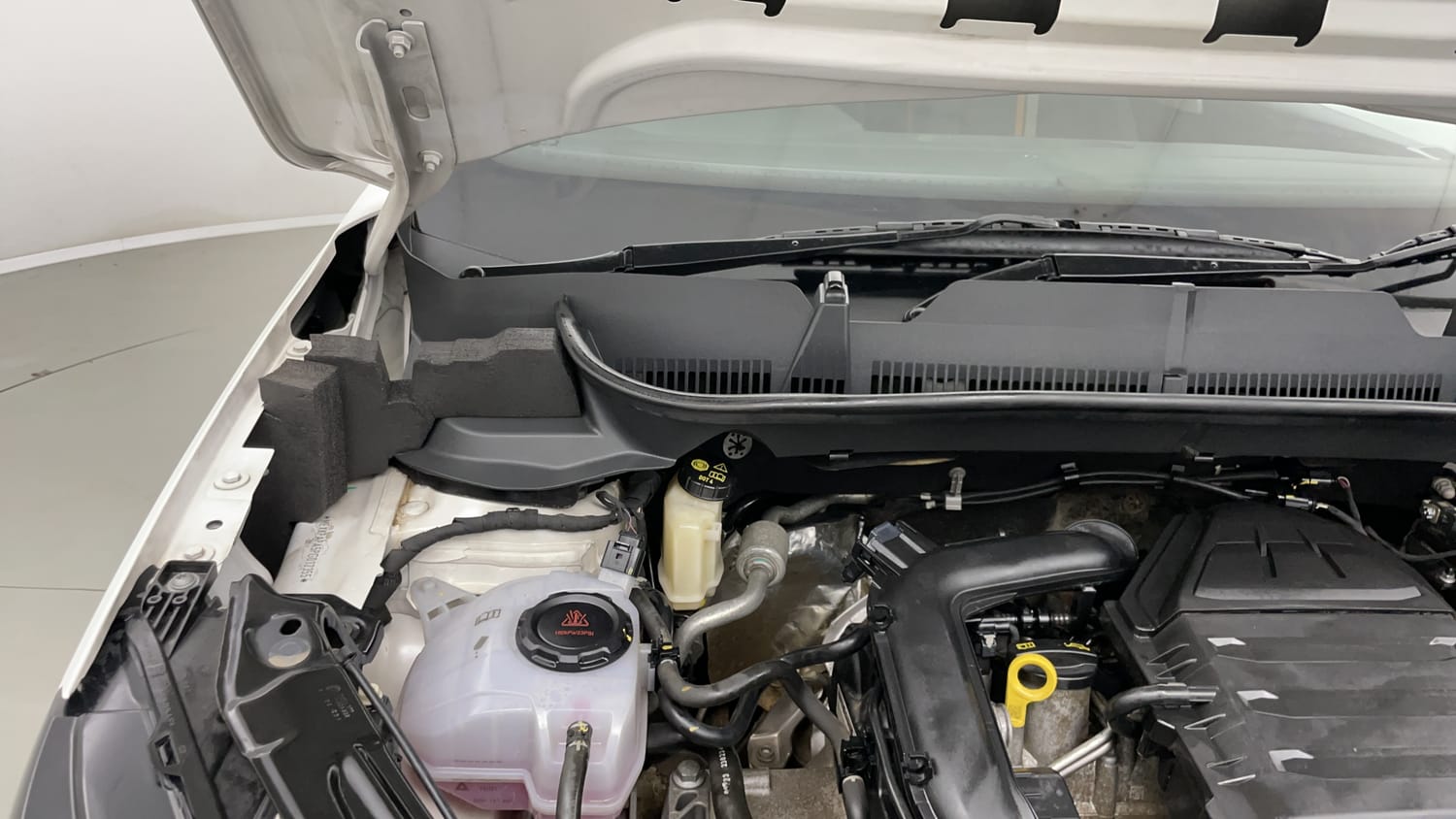Used 2023 Skoda Kushaq Ambition 1.0L TSI MT Petrol Manual engine ENGINE RIGHT SIDE HINGE & APRON VIEW