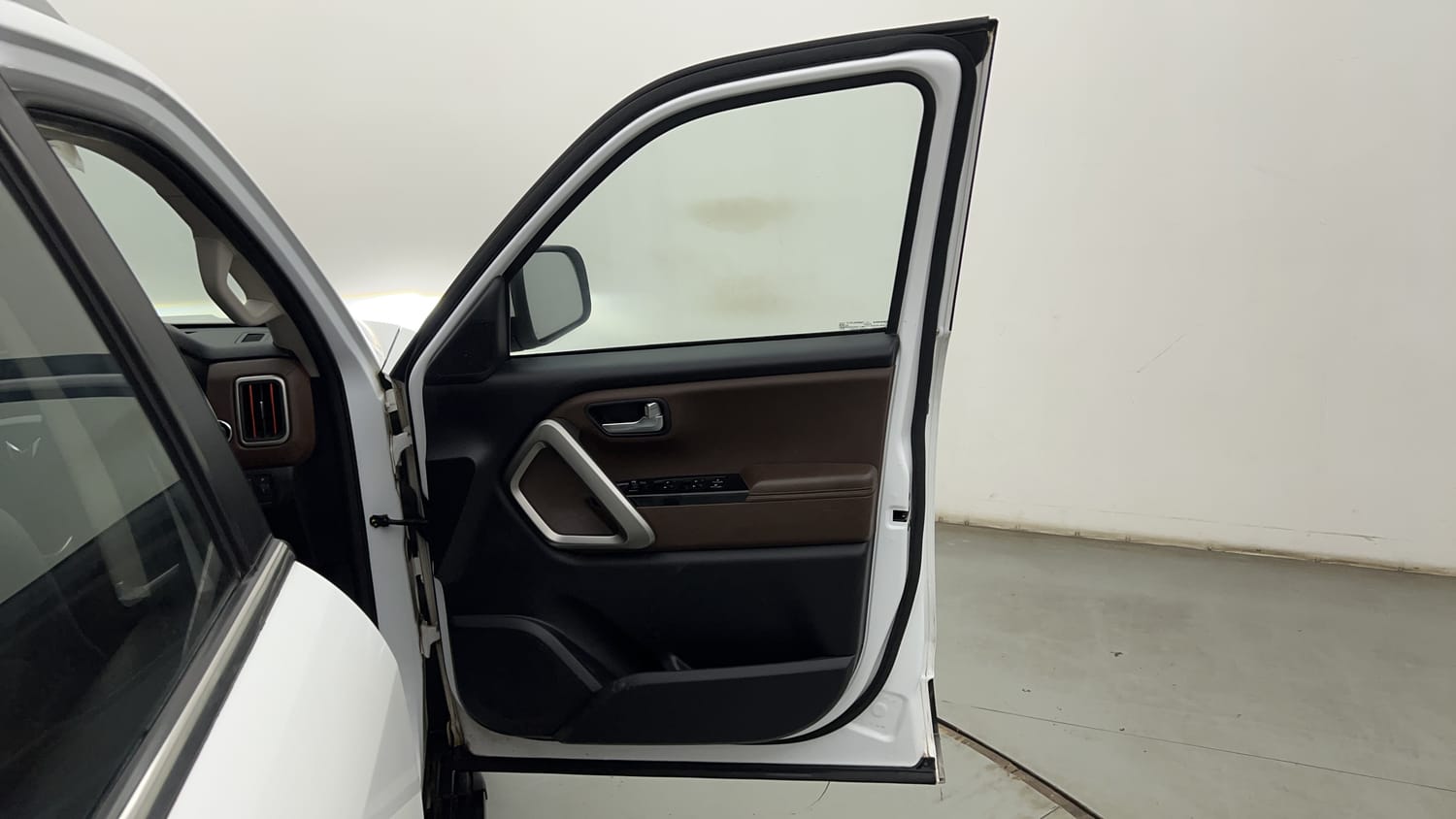 Used 2023 Mahindra Scorpio N Z8 L Diesel AT 4WD 7 STR Diesel Automatic interior RIGHT FRONT DOOR OPEN VIEW
