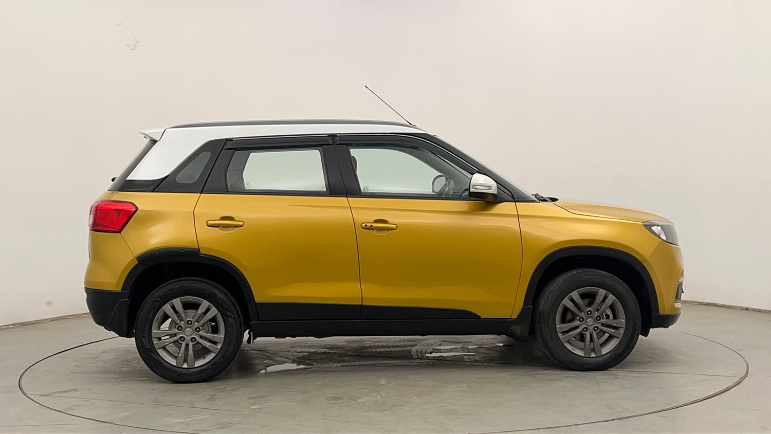 Used 2016 Maruti Suzuki Vitara Brezza ZDi+ Dual Tone Diesel Manual exterior RIGHT SIDE VIEW