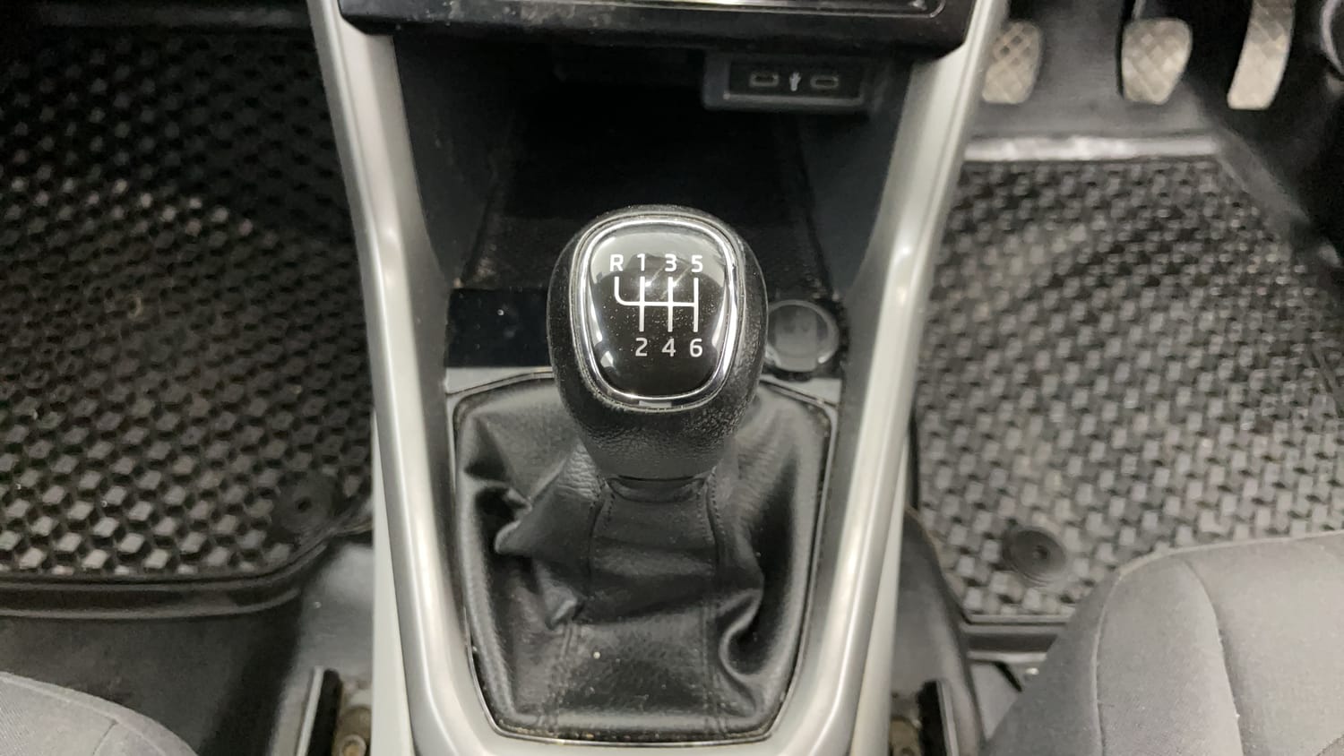 Used 2023 Skoda Kushaq Ambition 1.0L TSI MT Petrol Manual interior GEAR  KNOB VIEW