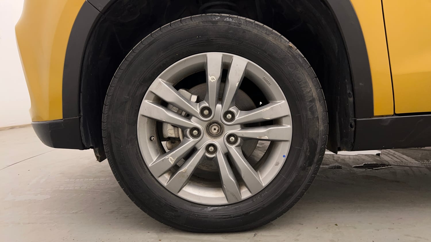 Used 2016 Maruti Suzuki Vitara Brezza ZDi+ Dual Tone Diesel Manual tyres LEFT FRONT TYRE RIM VIEW