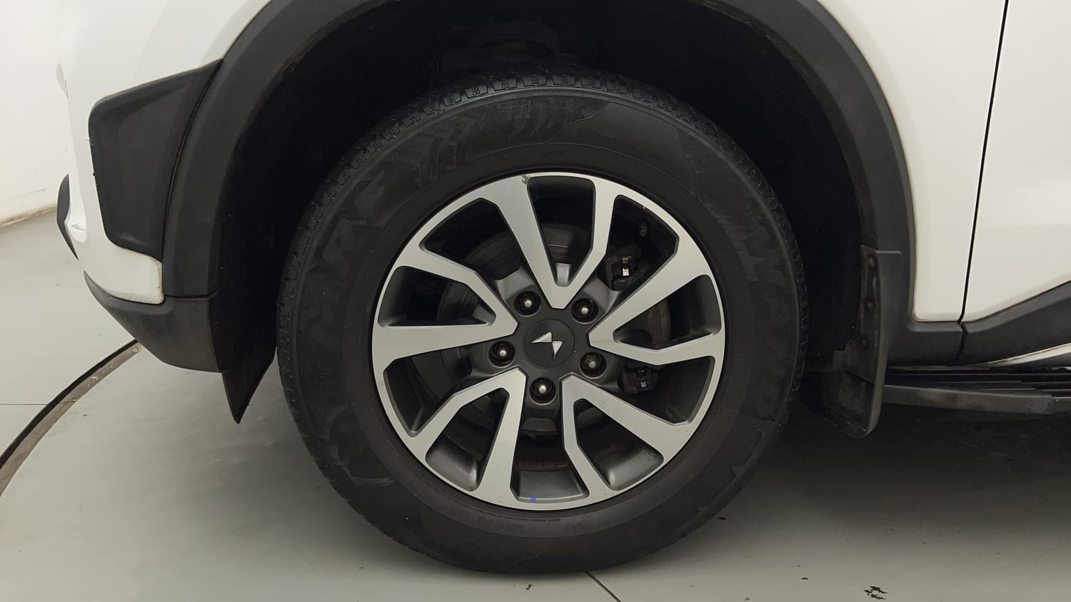 Used 2023 Mahindra Scorpio N Z8 L Diesel AT 4WD 7 STR Diesel Automatic tyres LEFT FRONT TYRE RIM VIEW