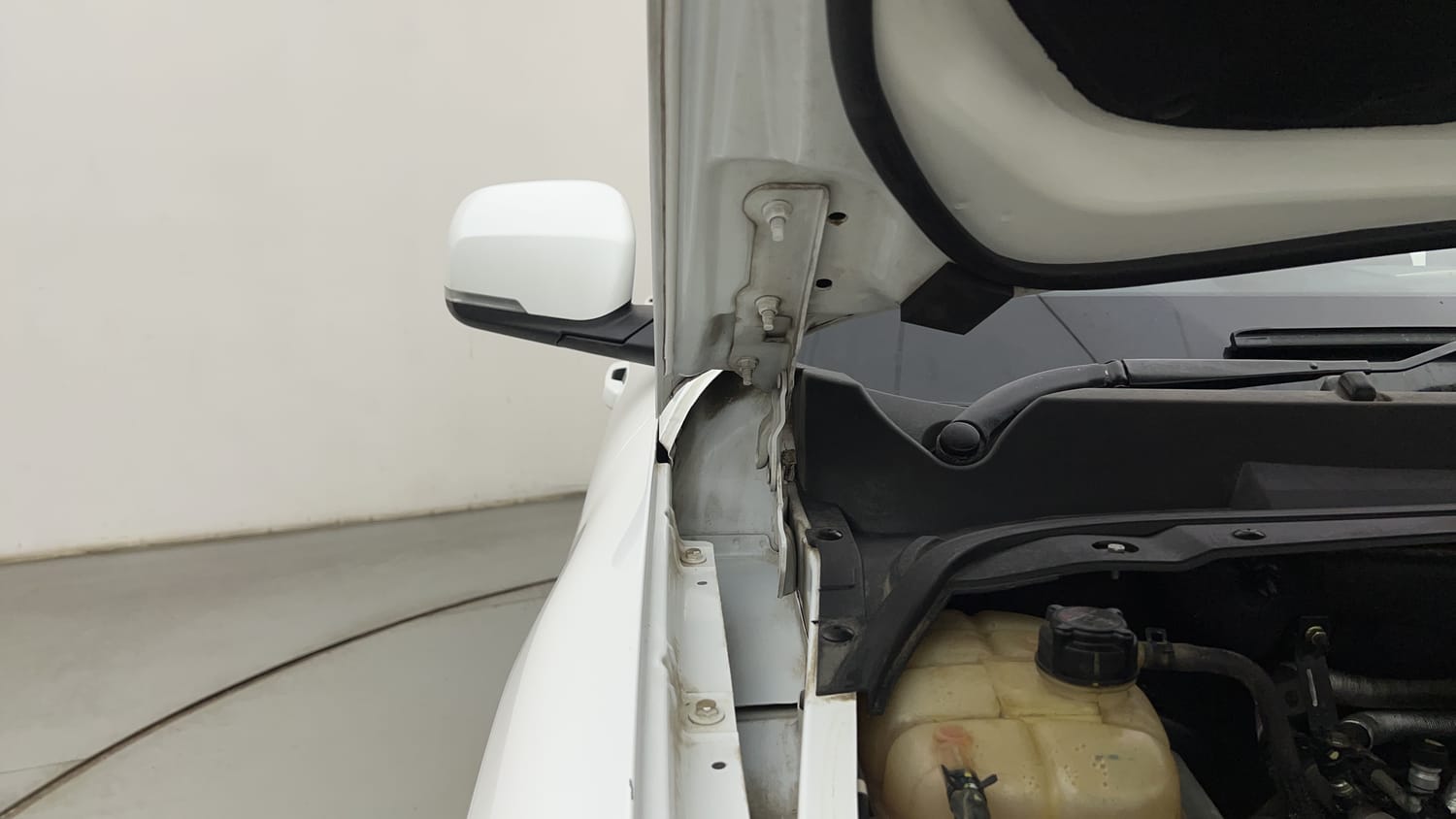 Used 2023 Mahindra Scorpio N Z8 L Diesel AT 4WD 7 STR Diesel Automatic engine ENGINE RIGHT SIDE HINGE & APRON VIEW