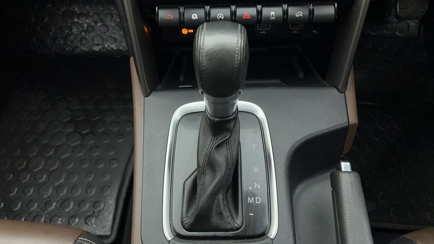 Used 2023 Mahindra Scorpio N Z8 L Diesel AT 4WD 7 STR Diesel Automatic interior GEAR  KNOB VIEW