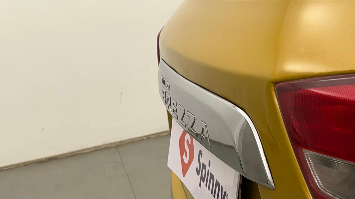 Used 2016 Maruti Suzuki Vitara Brezza ZDi+ Dual Tone Diesel Manual dents MINOR DENT