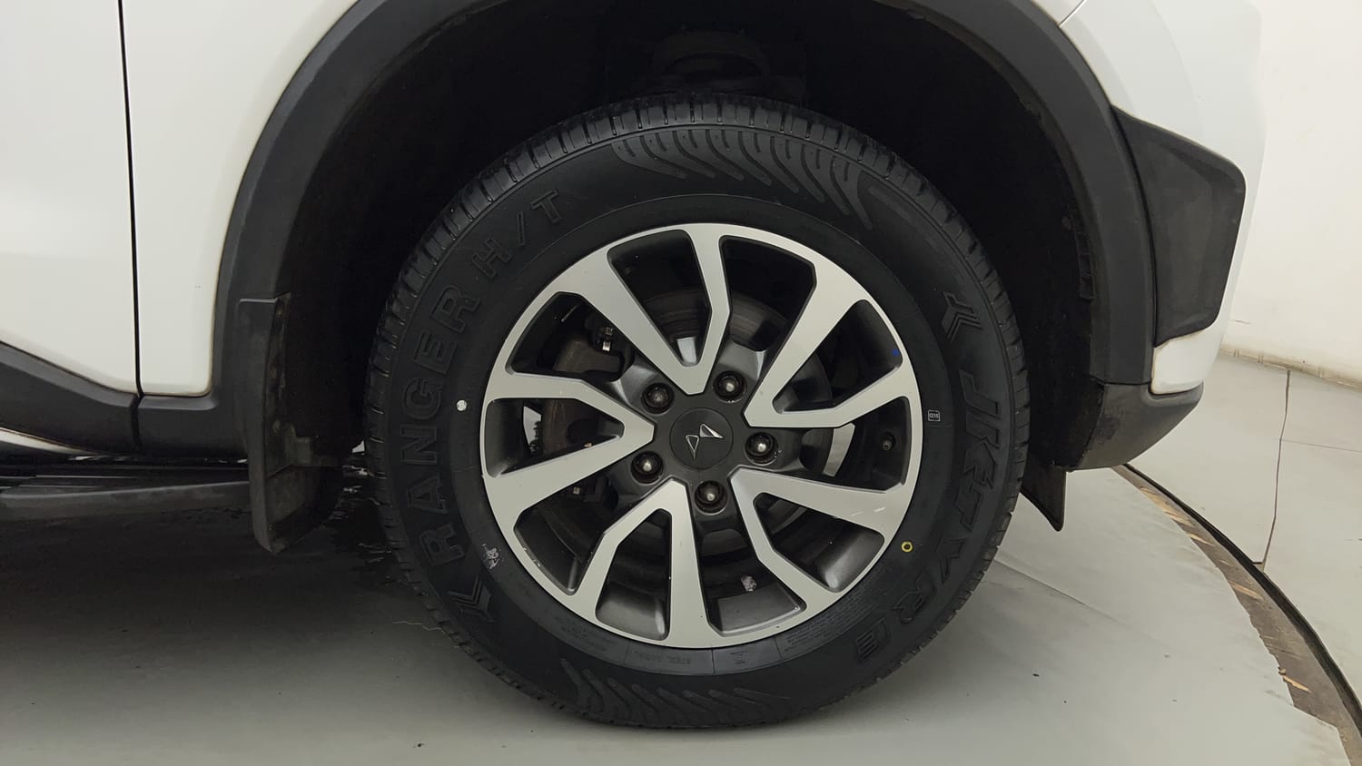 Used 2023 Mahindra Scorpio N Z8 L Diesel AT 4WD 7 STR Diesel Automatic tyres RIGHT FRONT TYRE RIM VIEW