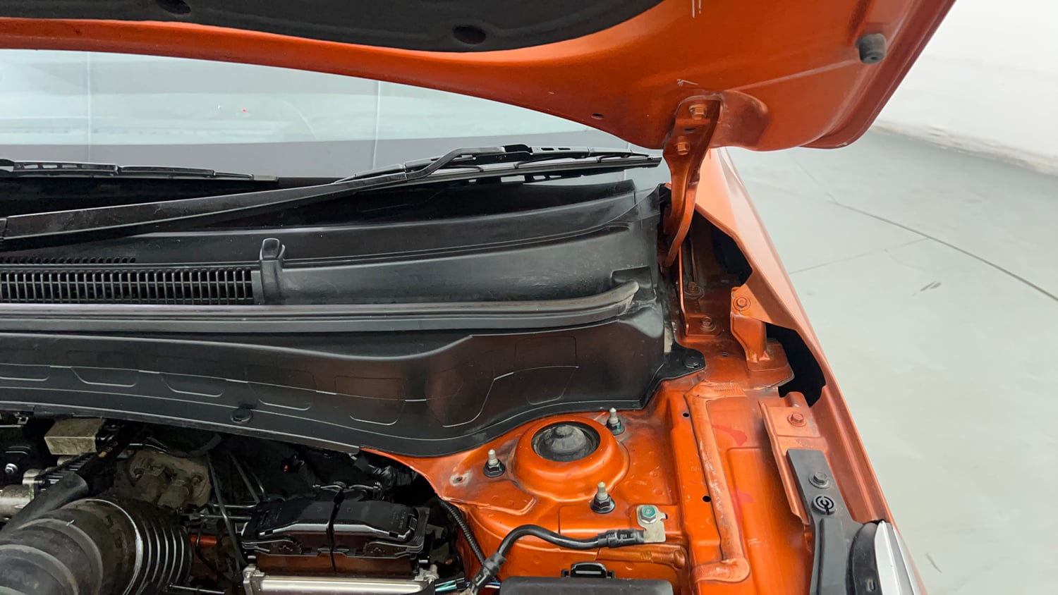 Used 2020 Kia Seltos HTK Plus D Diesel Manual engine ENGINE LEFT SIDE HINGE & APRON VIEW