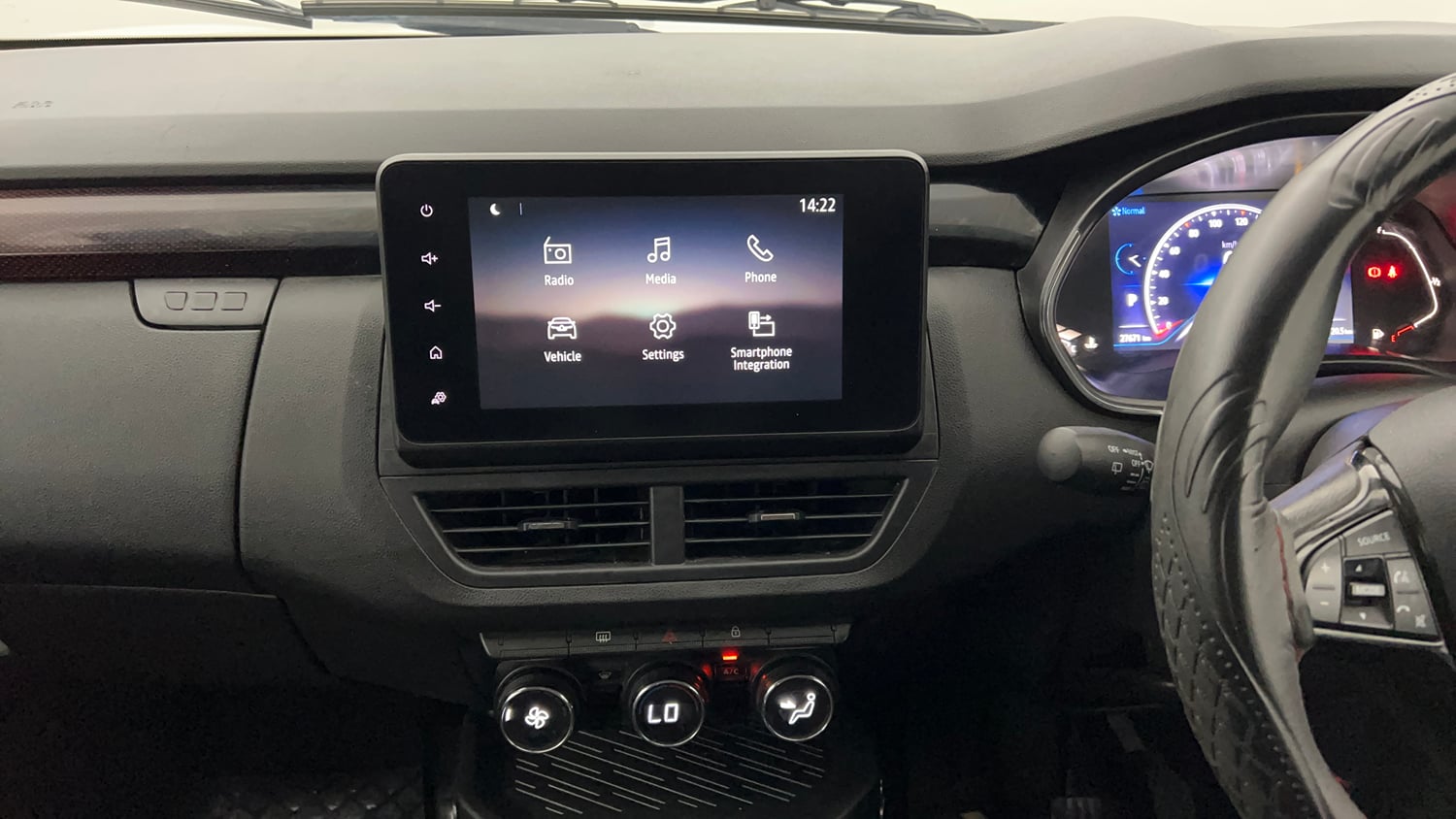 Used 2022 Renault Kiger RXZ Turbo CVT Petrol Automatic interior MUSIC SYSTEM & AC CONTROL VIEW