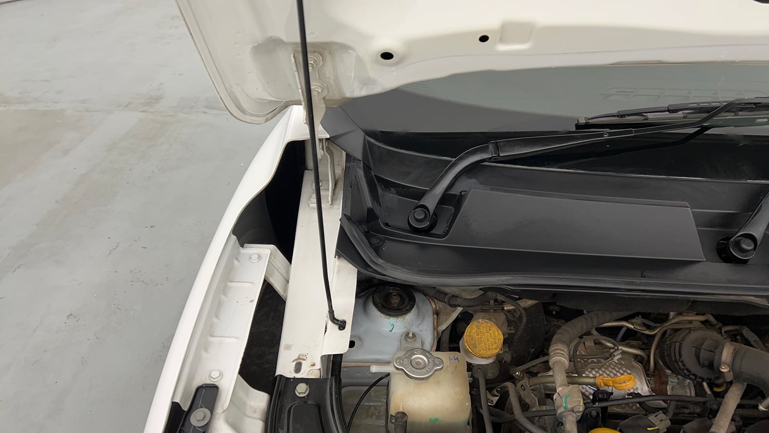 Used 2022 Renault Kiger RXZ Turbo CVT Petrol Automatic engine ENGINE RIGHT SIDE HINGE & APRON VIEW