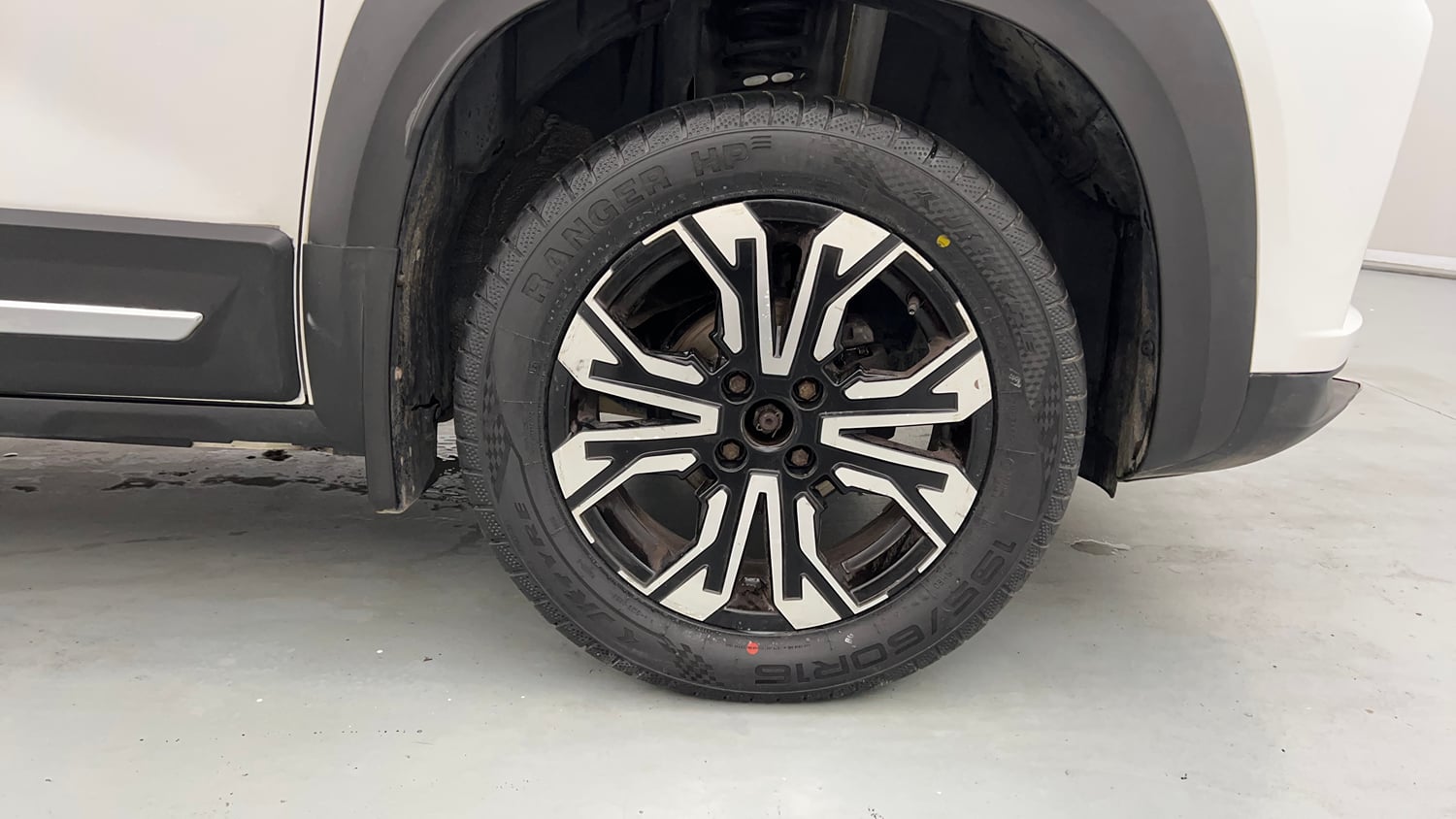 Used 2022 Renault Kiger RXZ Turbo CVT Petrol Automatic tyres RIGHT FRONT TYRE RIM VIEW