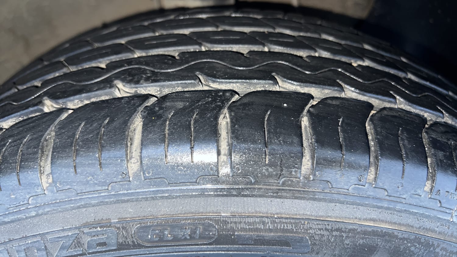 Used 2021 Hyundai Verna SX (O) 1.0 Turbo DCT Petrol Automatic tyres RIGHT FRONT TYRE TREAD VIEW