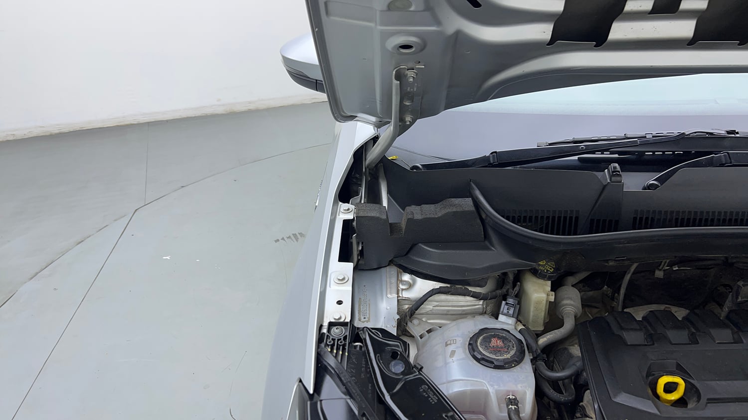 Used 2022 Skoda Kushaq Style 1.5L TSI MT Petrol Manual engine ENGINE RIGHT SIDE HINGE & APRON VIEW