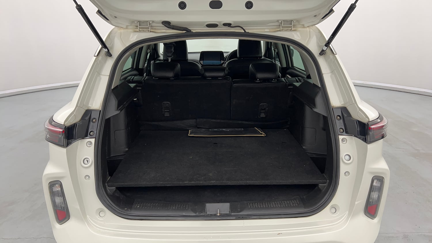 Used 2023 Maruti Suzuki Grand Vitara Alpha Plus Intelligent Hybrid eCVT Hybrid Automatic interior DICKY INSIDE VIEW
