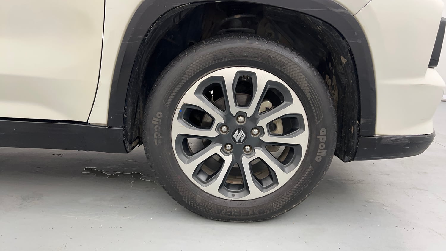 Used 2023 Maruti Suzuki Grand Vitara Alpha Plus Intelligent Hybrid eCVT Hybrid Automatic tyres RIGHT FRONT TYRE RIM VIEW