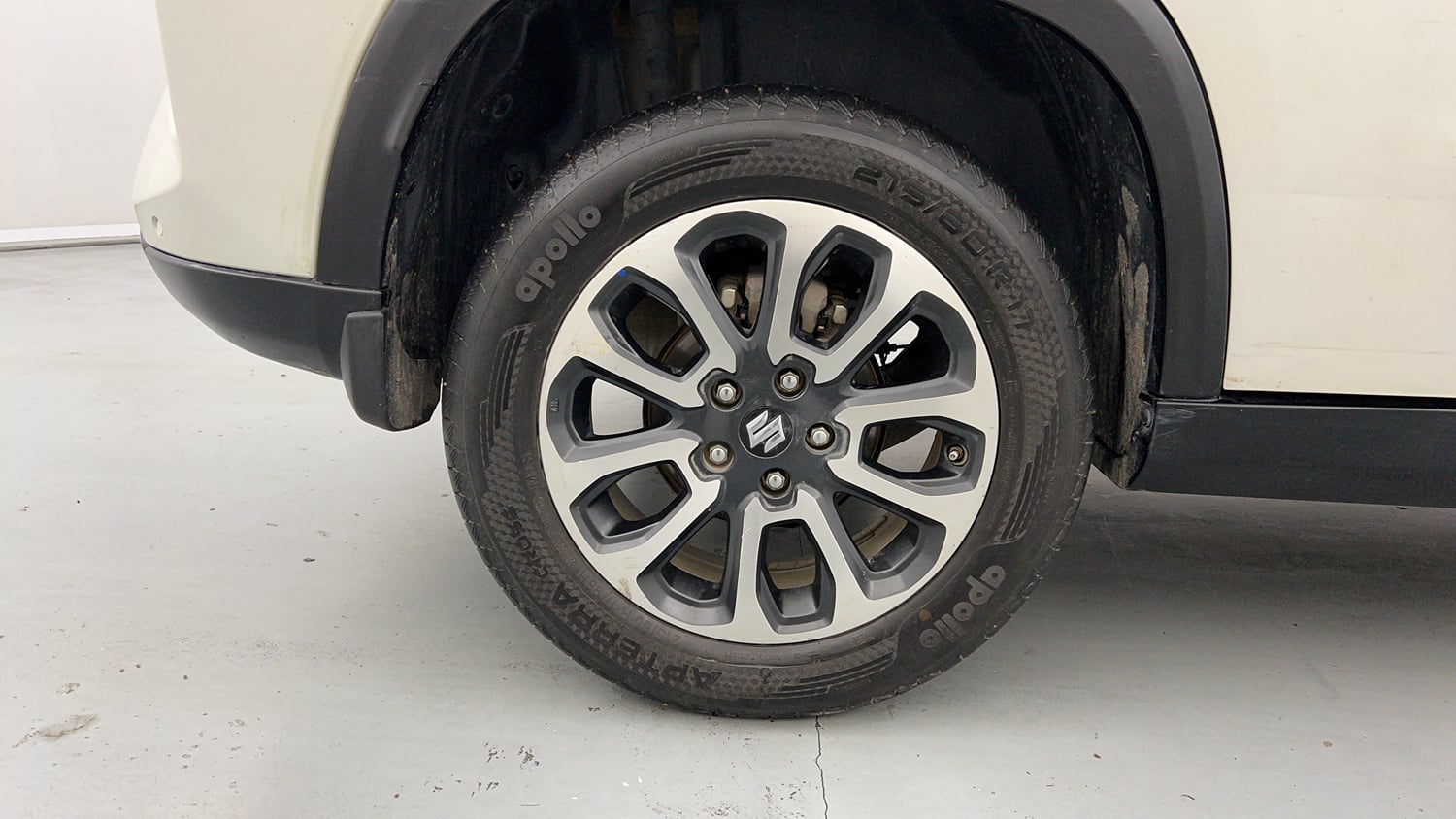Used 2023 Maruti Suzuki Grand Vitara Alpha Plus Intelligent Hybrid eCVT Hybrid Automatic tyres RIGHT REAR TYRE RIM VIEW