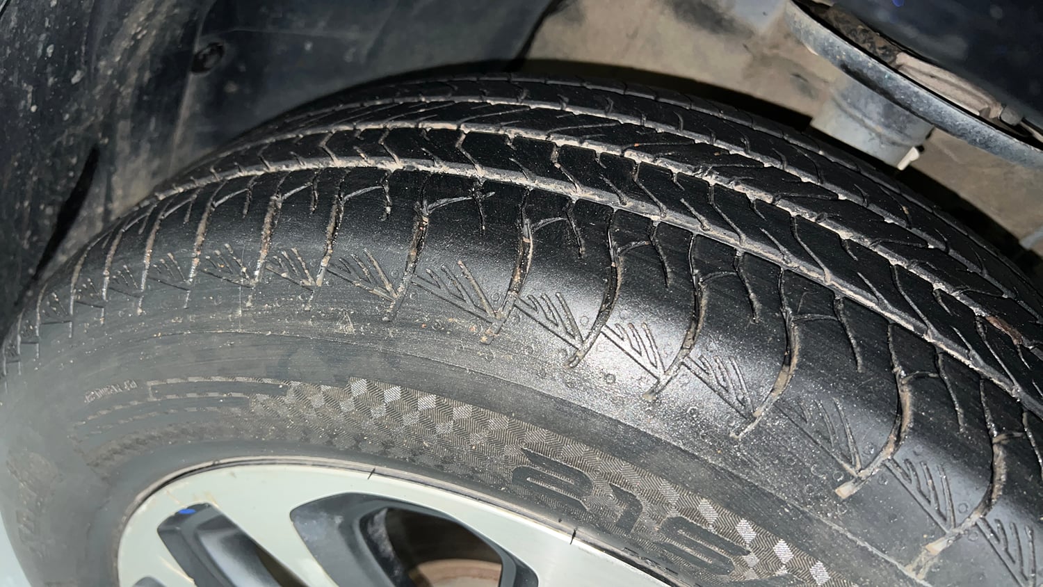 Used 2023 Maruti Suzuki Grand Vitara Alpha Plus Intelligent Hybrid eCVT Hybrid Automatic tyres RIGHT FRONT TYRE TREAD VIEW