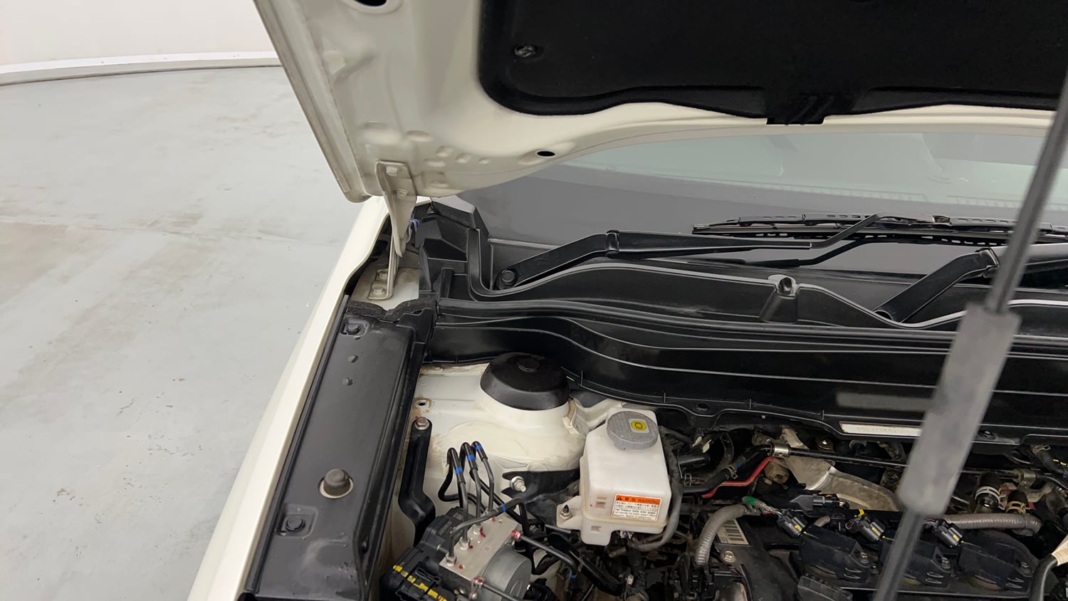 Used 2023 Maruti Suzuki Grand Vitara Alpha Plus Intelligent Hybrid eCVT Hybrid Automatic engine ENGINE RIGHT SIDE HINGE & APRON VIEW